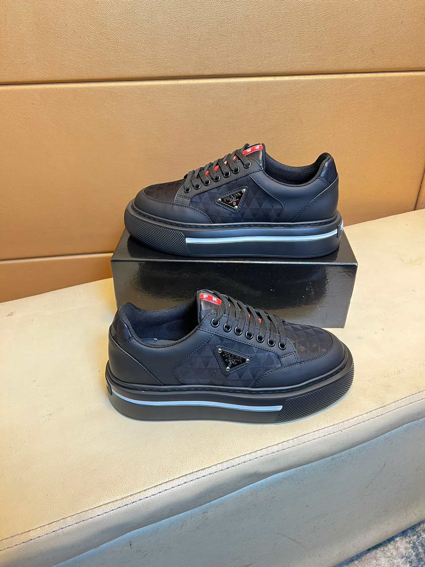 pp560💰👑👑《PRADA》【Classic Original Version】Prada: Top 🔝 Purchasing Agent 🔍🔍Sold at the latest men’s counter simultaneously, imported high-quality original version from Italy 🇮🇹: 🔝Brand silk calfskin·Shoe height, brand logo·Brand high mercerized canvas cloth·Tongue screen printing Brand logo: Prominent (high-end, extravagance, class), exquisite workmanship (imported Italian 🇮🇹 water-based mesh lining, 🐂cowhide feet), soles: original soles specially provided by the original factory, double-layer movable molding: transparent air cushion bottom, environmentally friendly, wear-resistant, ultra-light, comfortable, 🌲🌲🌲, real-life photos 🎬The real ones are more beautiful Wide code number 38-44 (45 46 customized)